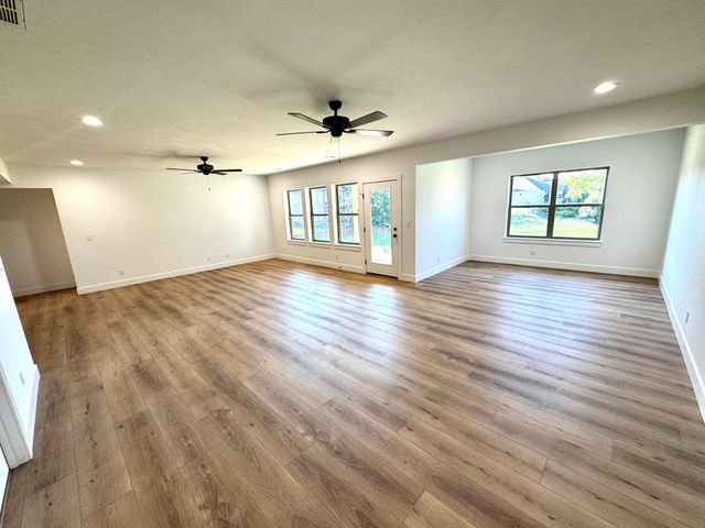 1620 W Silver Oak Drive, Springfield, MO 65810