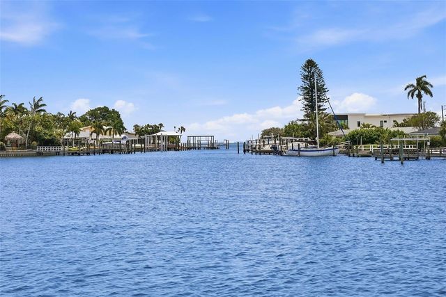 2300 S SHORE DRIVE SE, St Petersburg, FL 33705