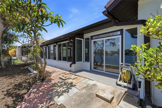 2300 S SHORE DRIVE SE, St Petersburg, FL 33705