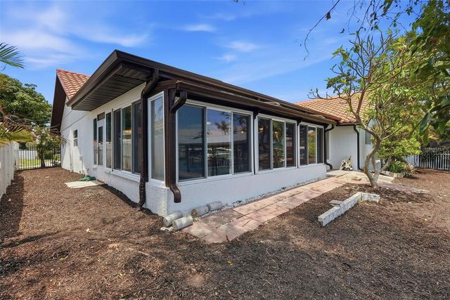 2300 S SHORE DRIVE SE, St Petersburg, FL 33705