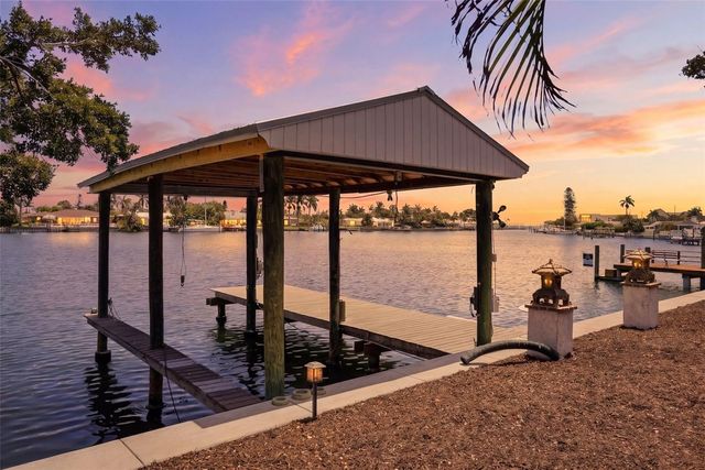2300 S SHORE DRIVE SE, St Petersburg, FL 33705