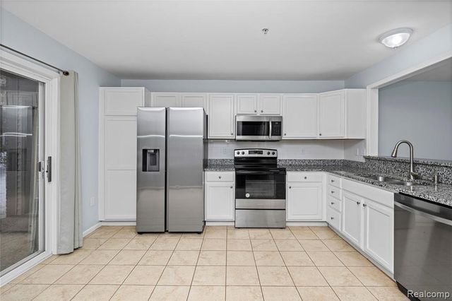 28139 Carlton Way Drive, Novi, MI 48377