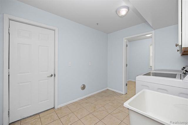 28139 Carlton Way Drive, Novi, MI 48377