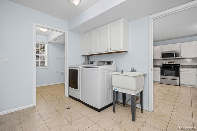 28139 Carlton Way Drive, Novi, MI 48377