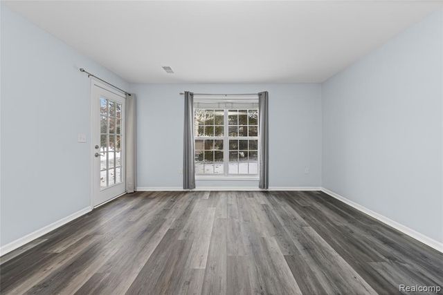 28139 Carlton Way Drive, Novi, MI 48377