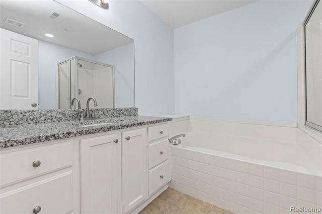 28139 Carlton Way Drive, Novi, MI 48377