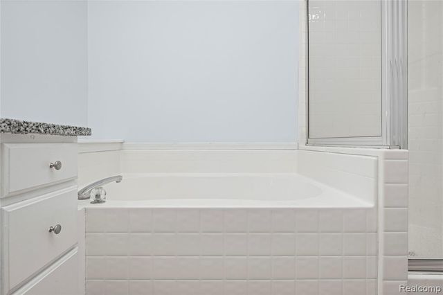 28139 Carlton Way Drive, Novi, MI 48377