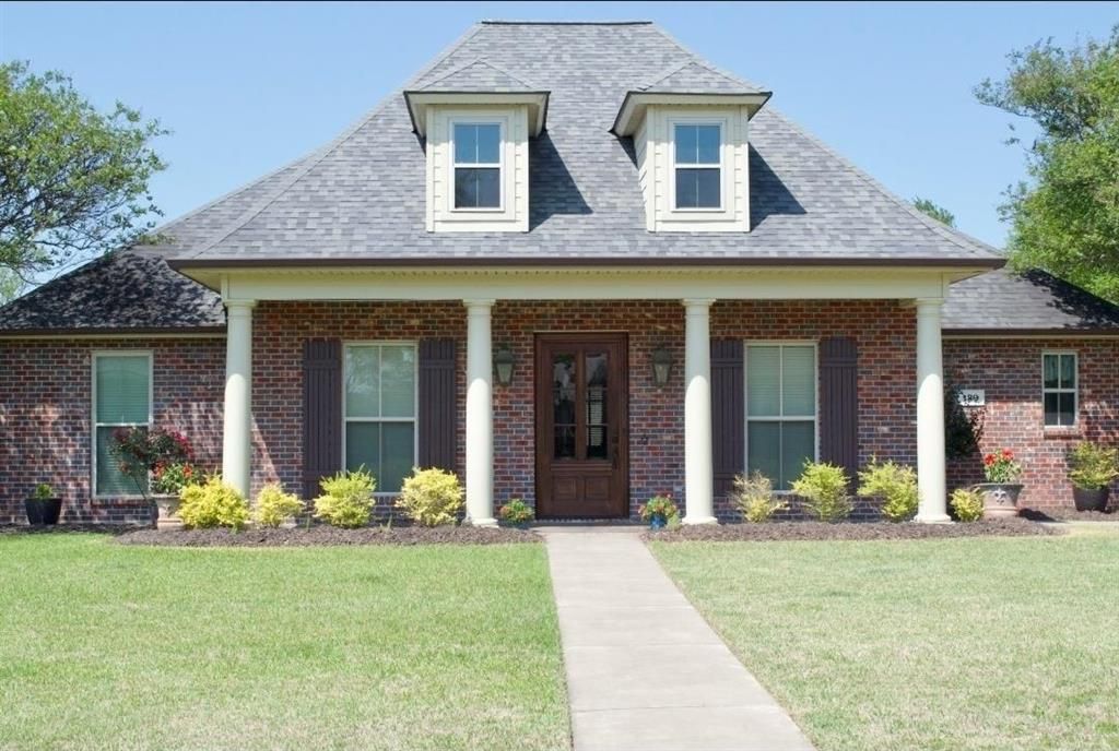 136 Merlot Drive, Moss Bluff, LA 70611