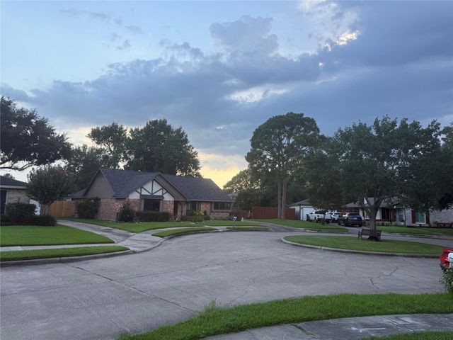 1538 Briarbank Drive, Sugar Land, TX 77498