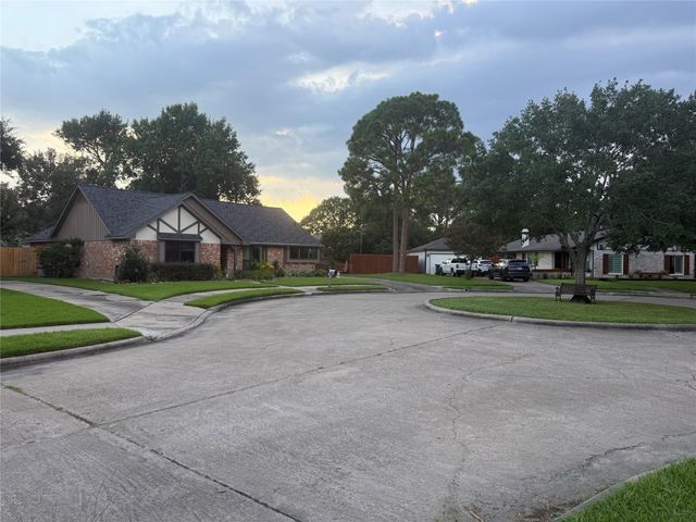 1538 Briarbank Drive, Sugar Land, TX 77498