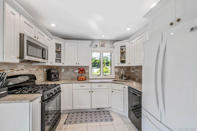 1 Rutgers Street, Smithtown, NY 11787
