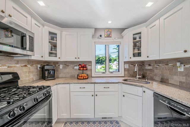1 Rutgers Street, Smithtown, NY 11787