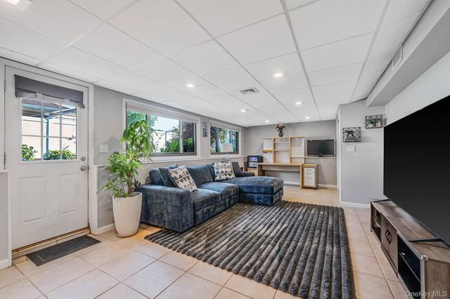 1 Rutgers Street, Smithtown, NY 11787