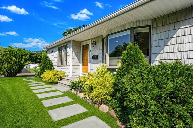 1 Rutgers Street, Smithtown, NY 11787