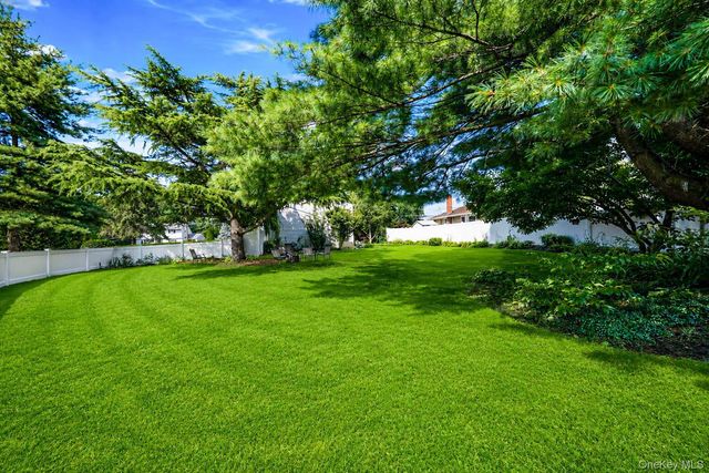 1 Rutgers Street, Smithtown, NY 11787