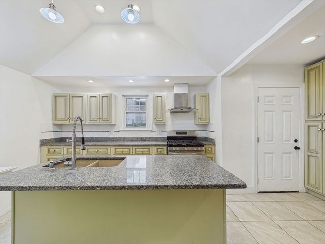 154 Maxfield St, New Bedford, MA 02740