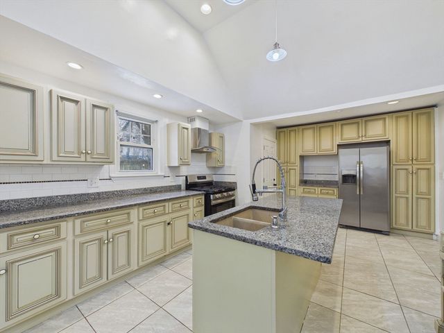 154 Maxfield St, New Bedford, MA 02740