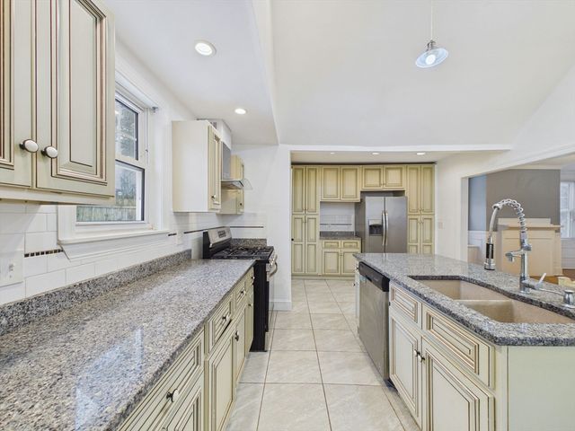 154 Maxfield St, New Bedford, MA 02740