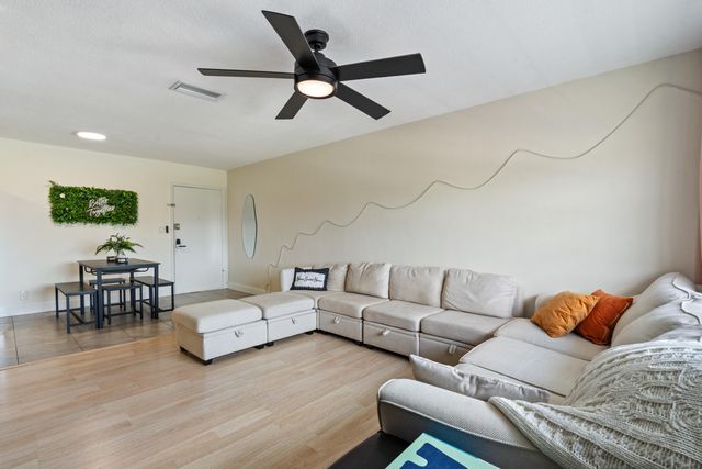 299 SW 7TH Street 2060, Boca Raton, FL 33432