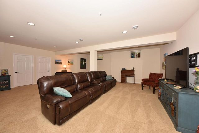 N50W25072 William DRIVE, Pewaukee, WI 53072