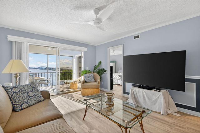 390 NE Edgewater Drive 403, Stuart, FL 34996