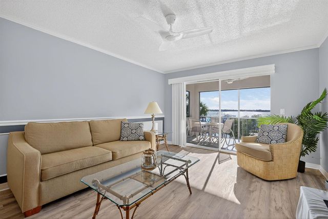 390 NE Edgewater Drive 403, Stuart, FL 34996