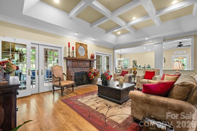 3740 Pinecrest Drive NE, Hickory, NC 28601