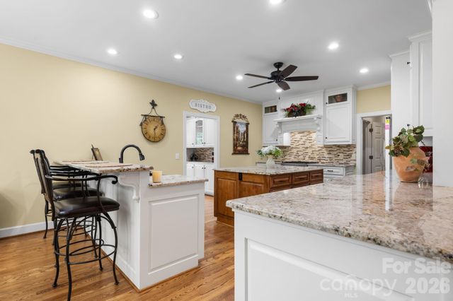 3740 Pinecrest Drive NE, Hickory, NC 28601