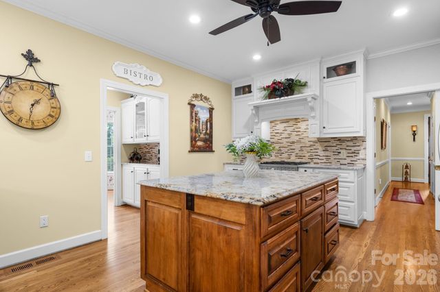 3740 Pinecrest Drive NE, Hickory, NC 28601