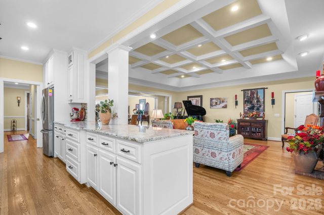3740 Pinecrest Drive NE, Hickory, NC 28601