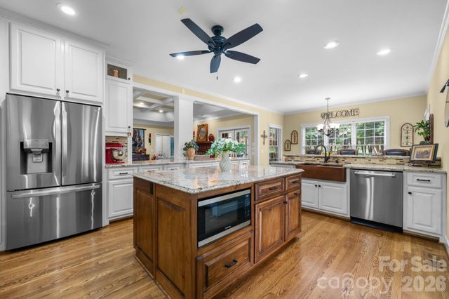 3740 Pinecrest Drive NE, Hickory, NC 28601