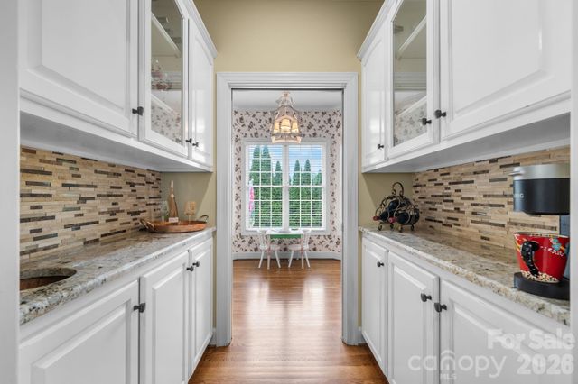 3740 Pinecrest Drive NE, Hickory, NC 28601