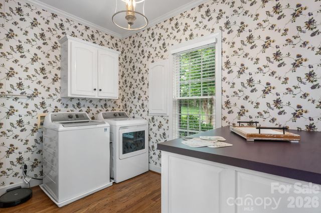 3740 Pinecrest Drive NE, Hickory, NC 28601