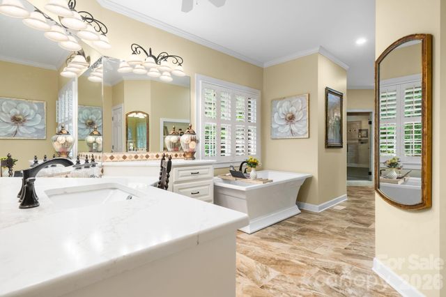 3740 Pinecrest Drive NE, Hickory, NC 28601