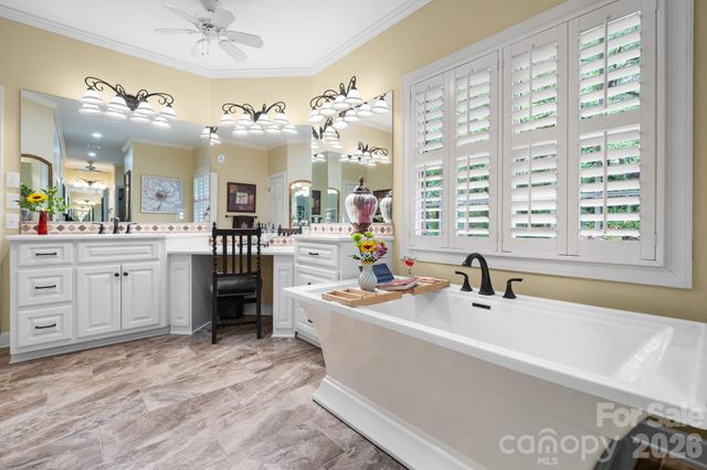 3740 Pinecrest Drive NE, Hickory, NC 28601