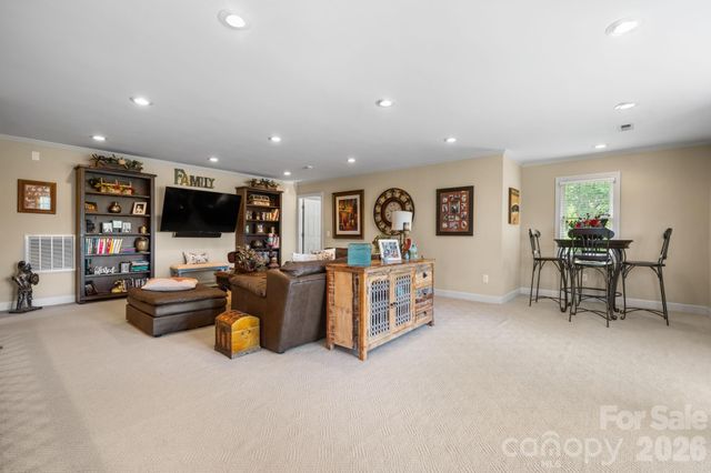 3740 Pinecrest Drive NE, Hickory, NC 28601