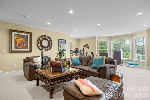3740 Pinecrest Drive NE, Hickory, NC 28601