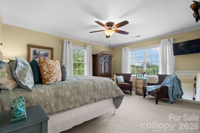 3740 Pinecrest Drive NE, Hickory, NC 28601