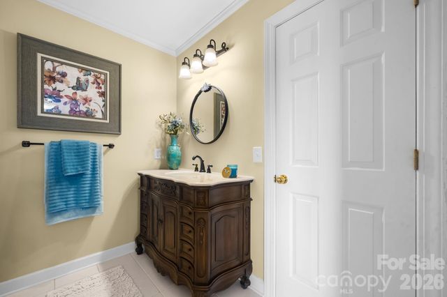 3740 Pinecrest Drive NE, Hickory, NC 28601