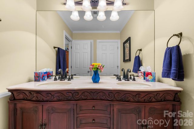 3740 Pinecrest Drive NE, Hickory, NC 28601