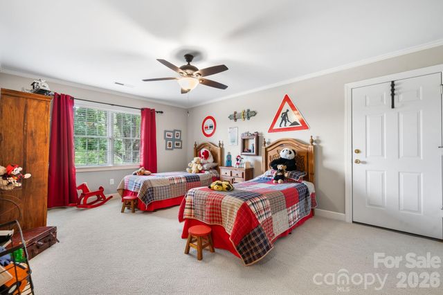 3740 Pinecrest Drive NE, Hickory, NC 28601