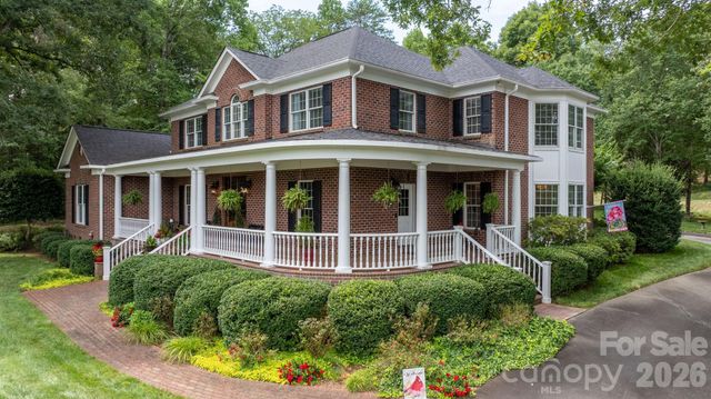 3740 Pinecrest Drive NE, Hickory, NC 28601