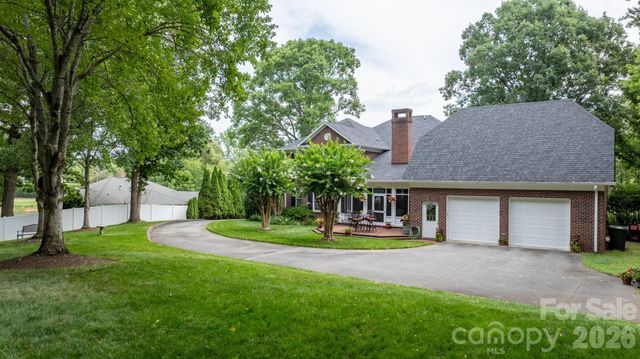 3740 Pinecrest Drive NE, Hickory, NC 28601