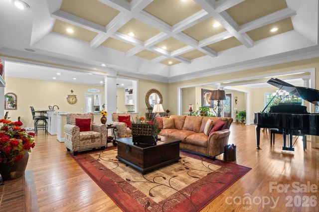 3740 Pinecrest Drive NE, Hickory, NC 28601