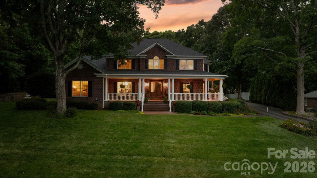 3740 Pinecrest Drive NE, Hickory, NC 28601