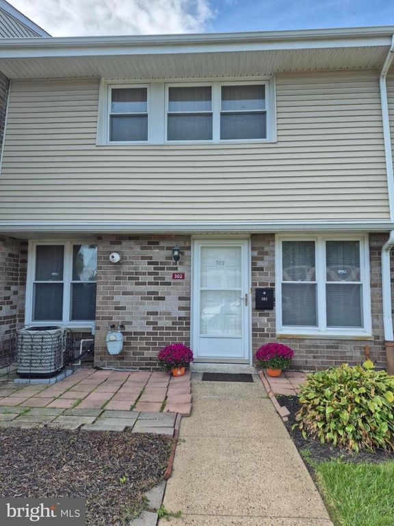 Image 2 of property listing at 3850 WOODHAVEN #302, Philadelphia, PA 19154