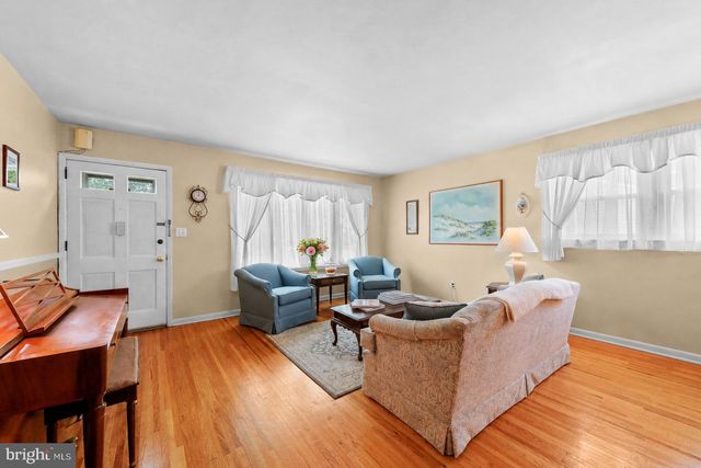 4 CHALFONT ST, Cinnaminson, NJ 08077