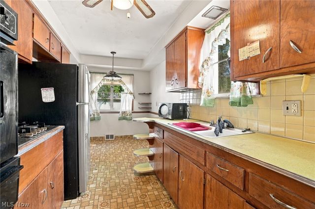 819 E 261st Street, Euclid, OH 44132