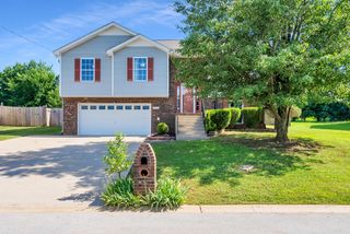 923 Hedge Apple Dr, Clarksville, TN 37040