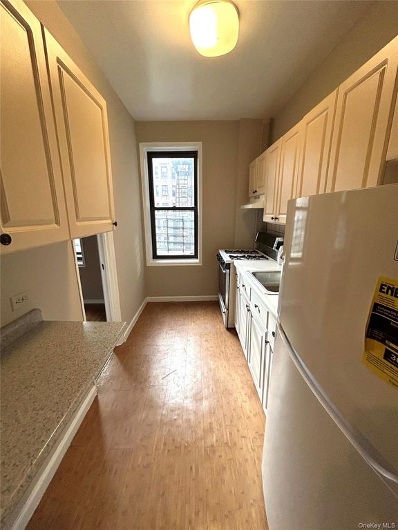 758 Brady Court 214, Bronx, NY 10462 — photo 3
